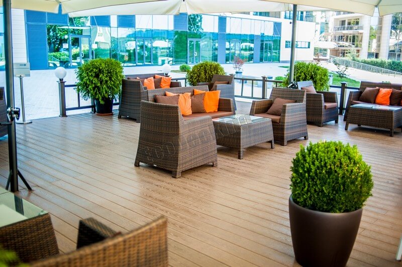 Пример интерьера с террасной доской из ДПК